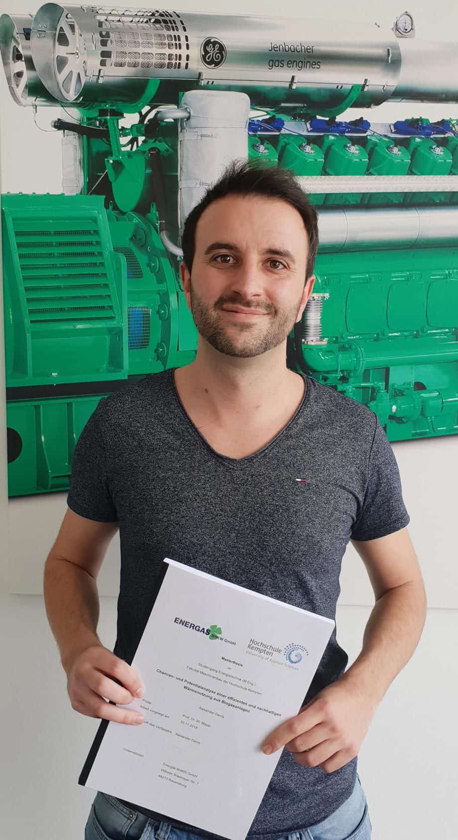 Alexander Denis mit seiner Masterarbeit zum Thema „Wärmenutzung aus Biogasanlagen“.