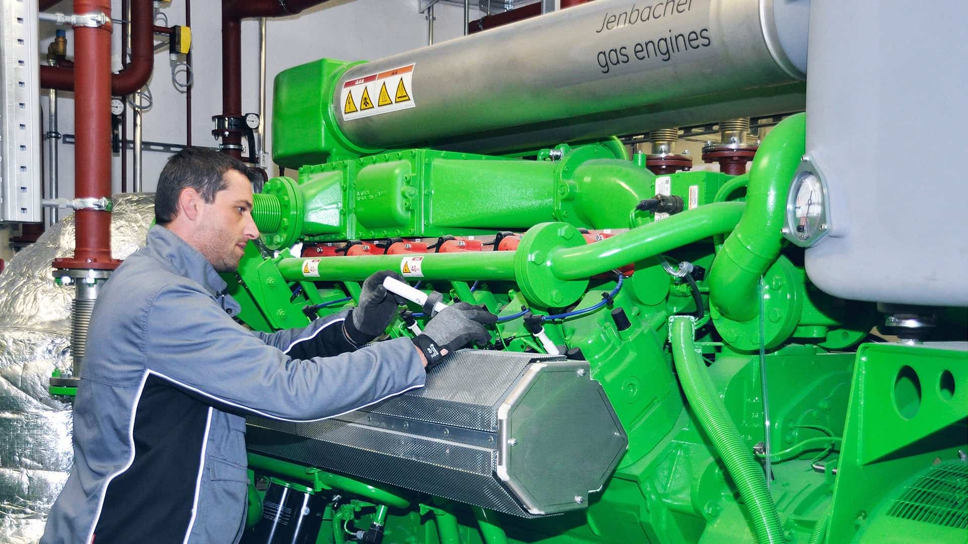 Ein ausgebildeter Servicemitarbeiter von Energas prüft eine Jenbacher BHKW-Anlage