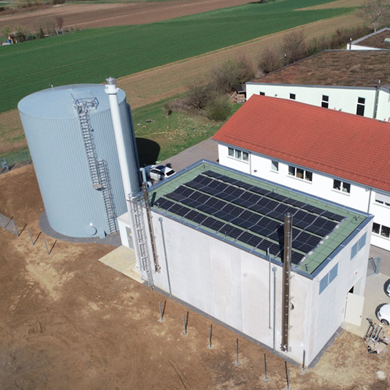 Anlage mit 750 m³ Pufferspeicher und eigens installierter Photovoltaikanlage zur Stromerzeugung für den Eigenbedarf