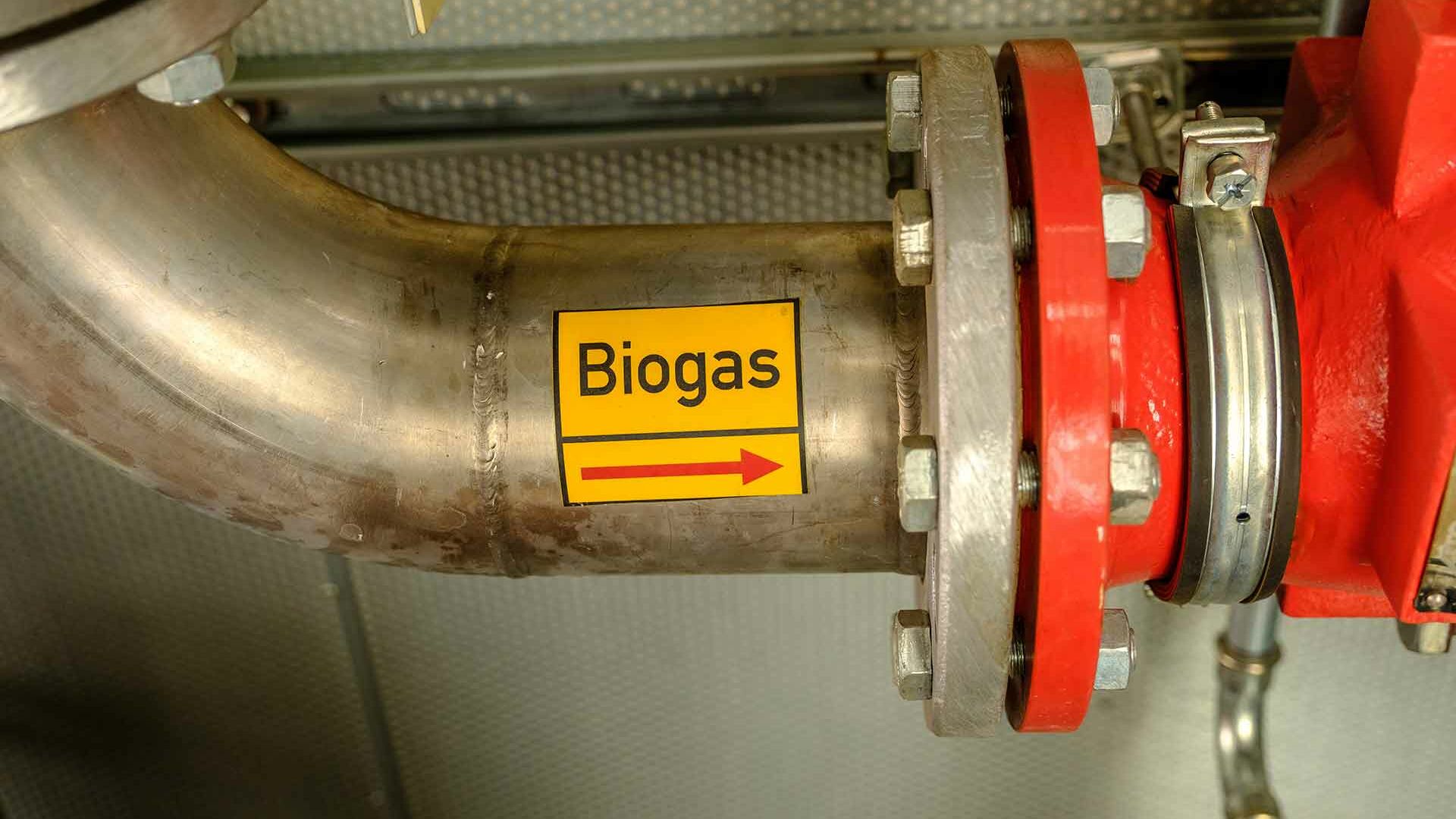 Biogasaufbereitung: Rohr-Kennzeichnung Biogas in Biogas-Anlage