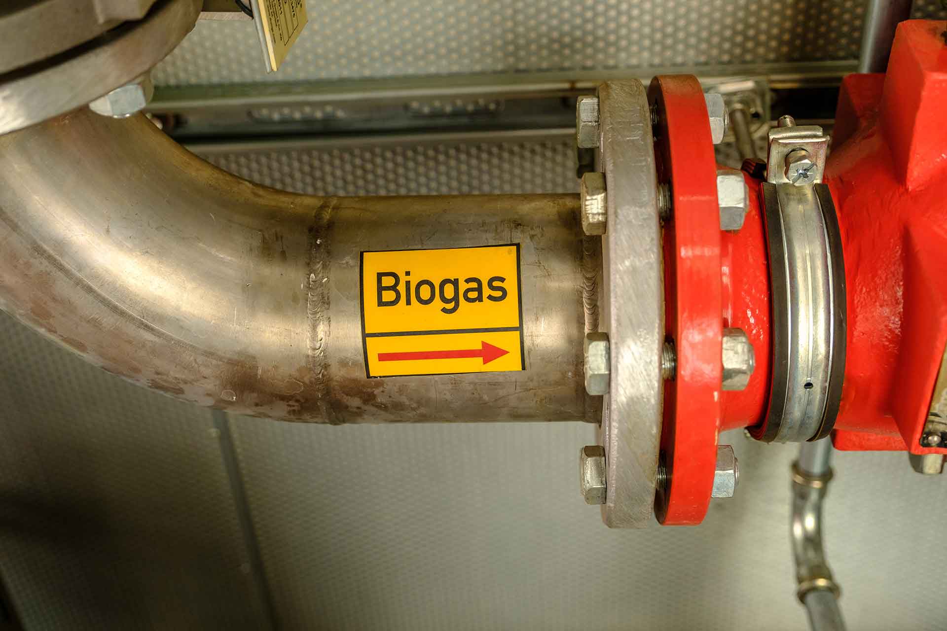Biogasaufbereitung: Rohr-Kennzeichnung Biogas in Biogas-Anlage