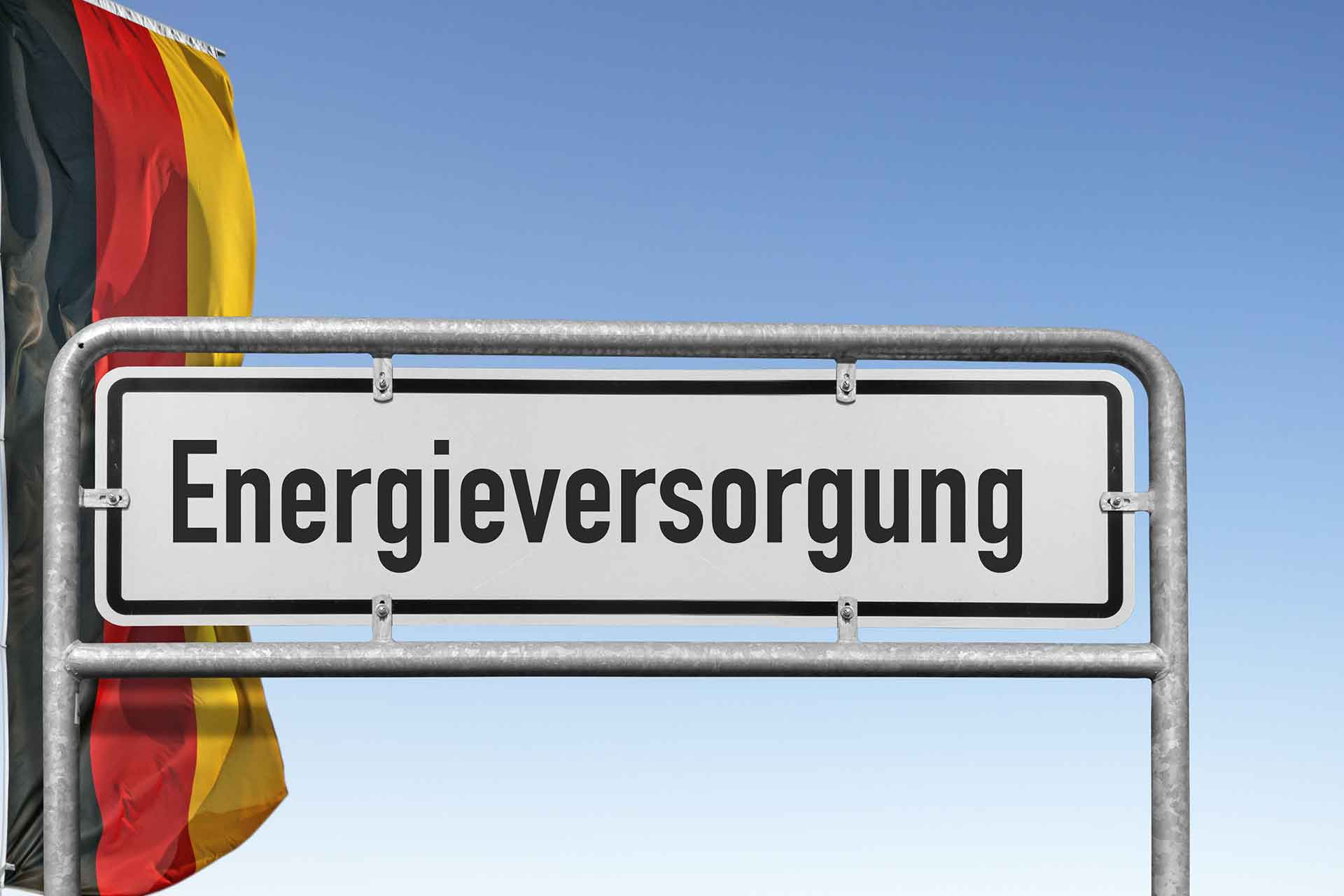 Gasversorgung Deutschland: Schild mit Aufschrift "Energieversorgung" und Deutschland Fahne im Hintergrund